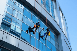 Guide complet pour le nettoyage des vitres en hauteur en toute sécurité